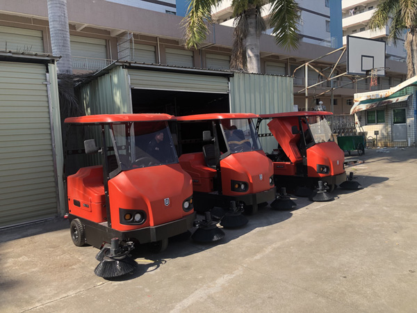 工廠電動(dòng)掃地車怎樣選擇？價(jià)格是多少